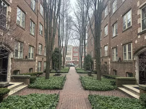 219 N Oak Park Ave #3E, Oak Park, IL 60302