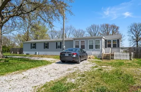 210 Lakeview Dr, Shattuc, IL 62231