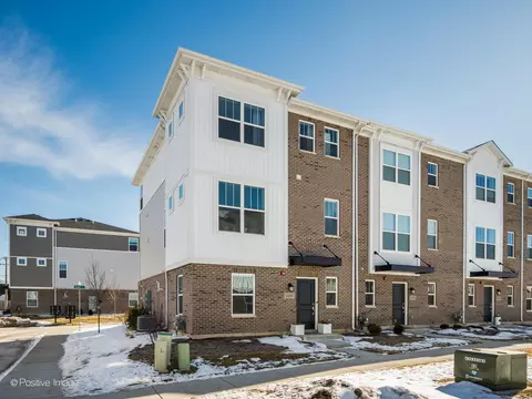 1080 Bogart St, Des Plaines, IL 60018