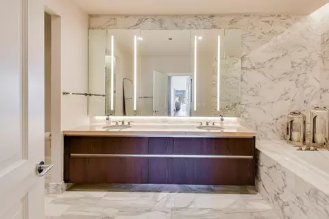 Bath - 363 E Wacker Dr #2108, Chicago, IL 60601 photo 2 of 6