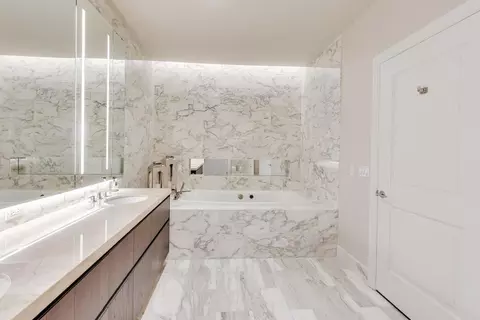 Bath - 363 E Wacker Dr #2108, Chicago, IL 60601 photo 3 of 6