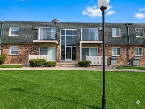 9954 S 84th Ter #109, Palos Hills, IL 60465