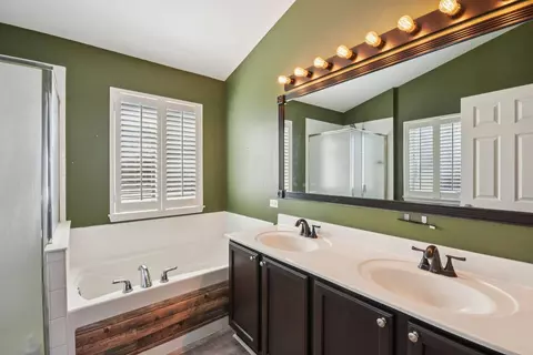 Bath - 6427 Midleton Ln, Mchenry, IL 60050 photo 2 of 4