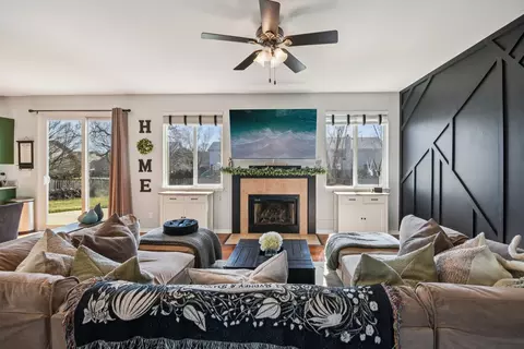 Living - 6427 Midleton Ln, Mchenry, IL 60050 photo 2 of 3