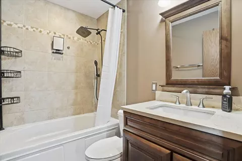Bath - 394 Northgate Rd, Lindenhurst, IL 60046 photo 2 of 3