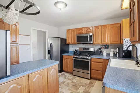 Kitchen - 394 Northgate Rd, Lindenhurst, IL 60046 photo 2 of 3