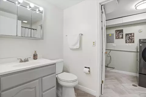 Bath - 394 Northgate Rd, Lindenhurst, IL 60046 photo 3 of 3