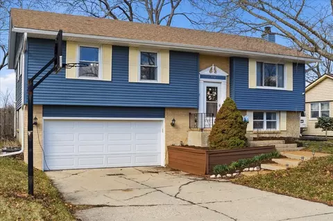 394 Northgate Rd, Lindenhurst, IL 60046