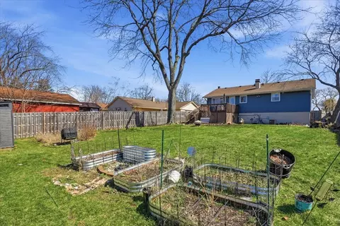 Exterior - 394 Northgate Rd, Lindenhurst, IL 60046 photo 5 of 6
