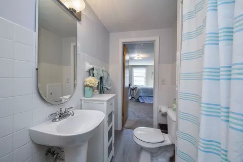 Bath - 1031 N Spring St, Elgin, IL 60120 photo 2 of 3