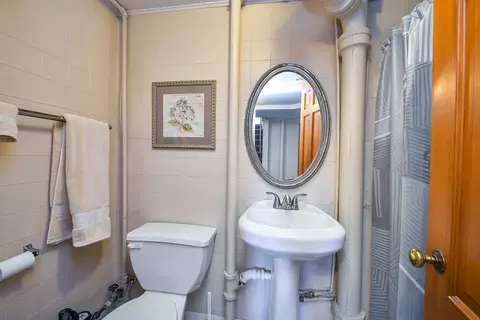 Bath - 1031 N Spring St, Elgin, IL 60120 photo 3 of 3