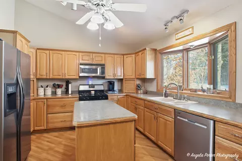 Kitchen - 5218 Parkview Dr, Mccullom Lake, IL 60050 photo 2 of 4