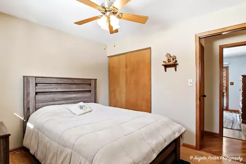 Bedroom - 5218 Parkview Dr, Mccullom Lake, IL 60050 photo 2 of 4