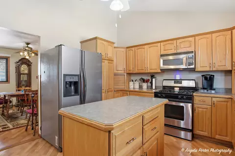 Kitchen - 5218 Parkview Dr, Mccullom Lake, IL 60050 photo 3 of 4