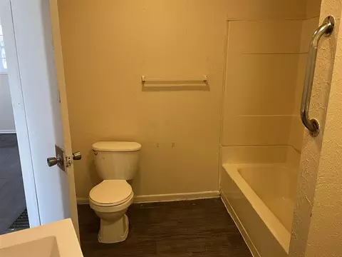 Bath - 458 S Float Ave, Freeport, IL 61032 photo 1 of 1