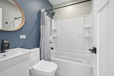 Bath - 1020 Hill Ave, Elgin, IL 60120 photo 1 of 4