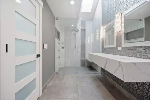 Bath - 1020 Hill Ave, Elgin, IL 60120 photo 3 of 4