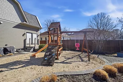 Exterior - 1020 Hill Ave, Elgin, IL 60120 photo 3 of 4