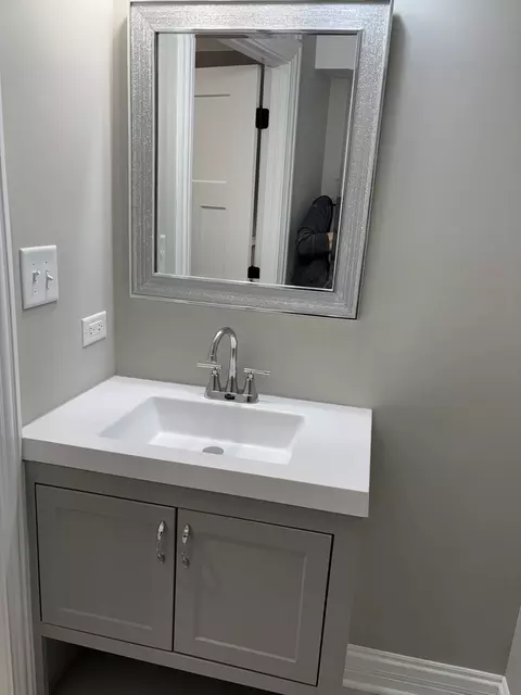 Bath - 2150 E 93rd St, Chicago, IL 60617 photo 3 of 4