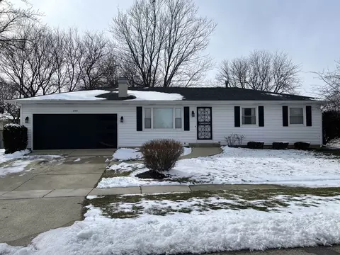 690 Renee Dr, South Elgin, IL 60177