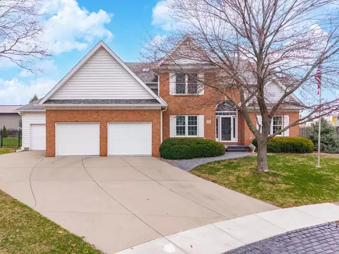 3 Jill Ct, Bloomington, IL 61701
