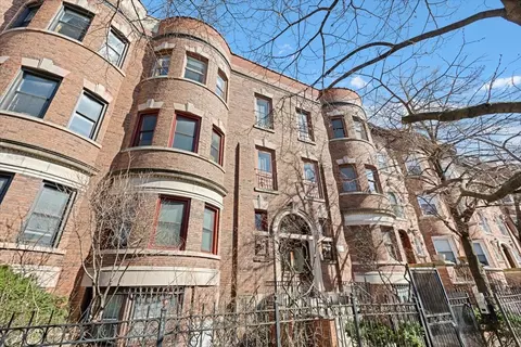 4059 N Sheridan Rd #3, Chicago, IL 60613
