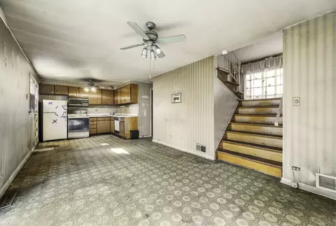 Living - 8909 Robin Dr, Des Plaines, IL 60016 photo 5 of 8