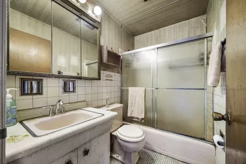 Bath - 8909 Robin Dr, Des Plaines, IL 60016 photo 1 of 2
