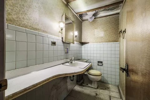 Bath - 8909 Robin Dr, Des Plaines, IL 60016 photo 2 of 2