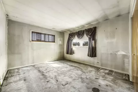 Bedroom - 8909 Robin Dr, Des Plaines, IL 60016 photo 2 of 3