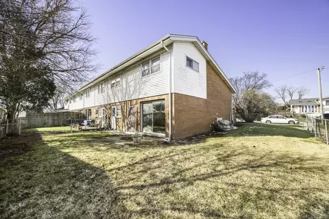 Exterior - 8909 Robin Dr, Des Plaines, IL 60016 photo 3 of 4