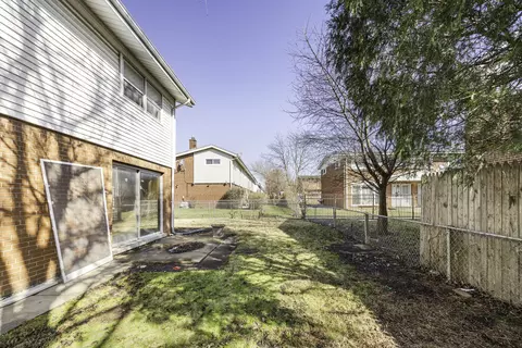 Exterior - 8909 Robin Dr, Des Plaines, IL 60016 photo 4 of 4