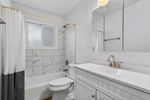 Bath - 3915 Maple Ave, Mchenry, IL 60050 photo 1 of 4