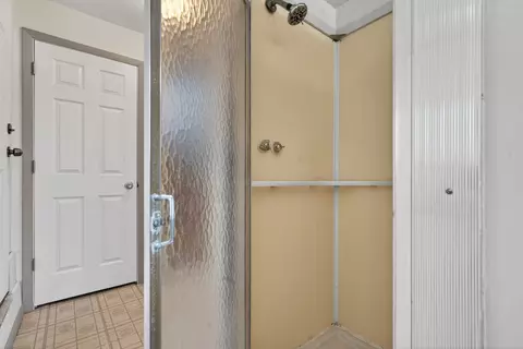 Bath - 3915 Maple Ave, Mchenry, IL 60050 photo 3 of 4