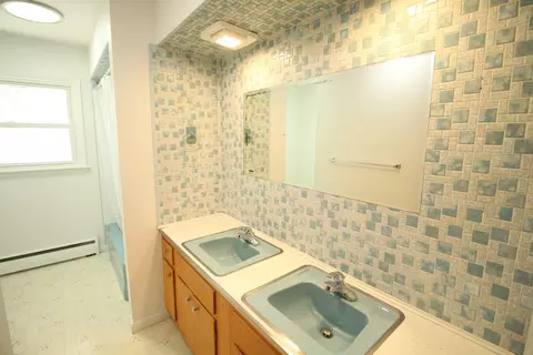 Bath - 301 Oakdale Ave, Normal, IL 61761 photo 1 of 1