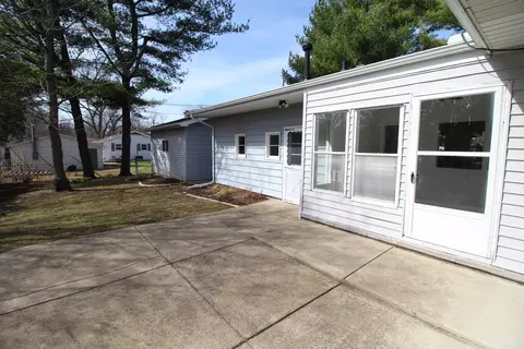 Exterior - 301 Oakdale Ave, Normal, IL 61761 photo 6 of 7