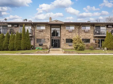 802 E Old Willow Rd #114, Prospect Heights, IL 60070