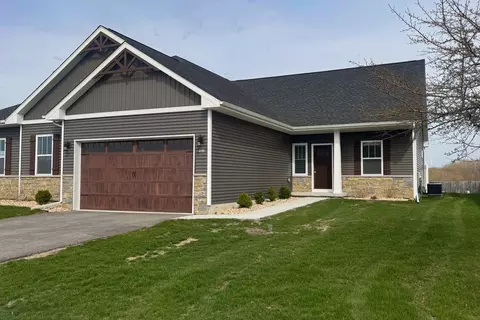 406 Anjali Ct #R, Sycamore, IL 60178