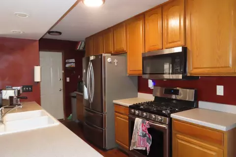 Kitchen - 509 Silbury Ct, Mchenry, IL 60050 photo 1 of 2
