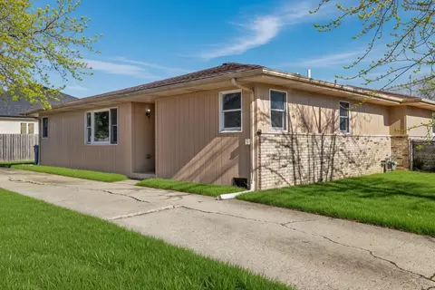 2466 Red Oak Trl, Crest Hill, IL 60435