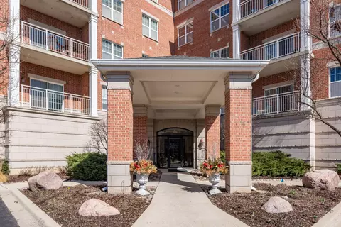 153 Pointe Dr #201, Northbrook, IL 60062