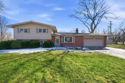 6 E Anchor Dr, Oswego, IL 60543