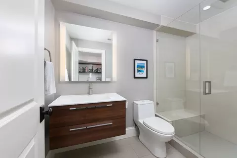 Bath - 41 Elm St, Chicago, IL 60611 photo 9 of 10