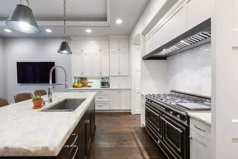 Kitchen - 41 Elm St, Chicago, IL 60611 photo 3 of 5