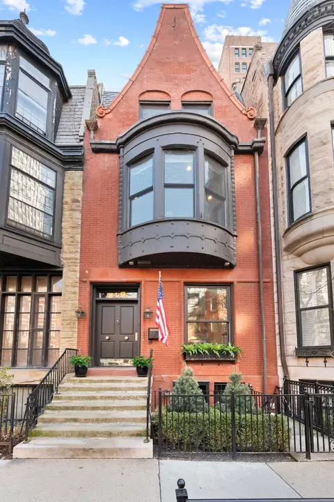 41 Elm St, Chicago, IL 60611