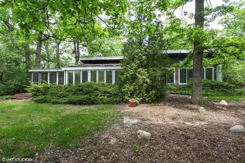 1530 Woodland Dr, Deerfield, IL 60015