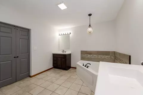 Bath - 511 Armstrong St, Morris, IL 60450 photo 2 of 5