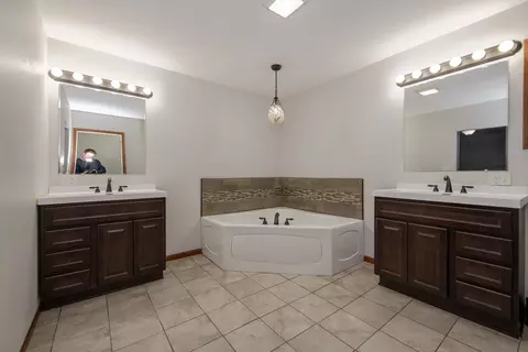 Bath - 511 Armstrong St, Morris, IL 60450 photo 1 of 5