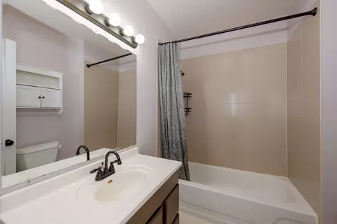 Bath - 511 Armstrong St, Morris, IL 60450 photo 4 of 5
