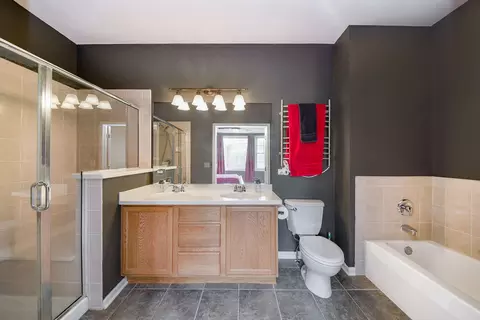 Bath - 153 Dawson Dr, Elgin, IL 60120 photo 2 of 3
